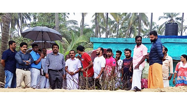 വീടുകള്‍ വെള്ളക്കെട്ടില്‍; പഞ്ചായത്തോഫീസിനു മുന്നില്‍ ആത്മഹത്യാ ശ്രമം