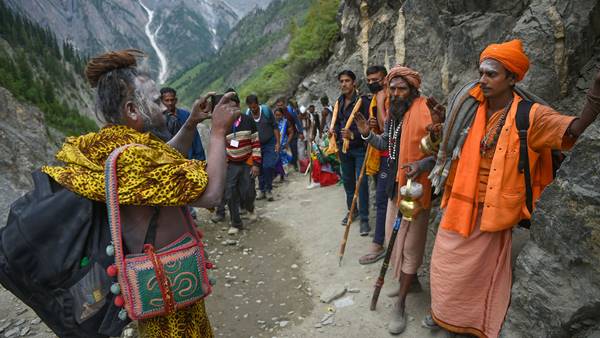  തീര്‍ത്ഥാടകരെ മാറ്റുന്നു 