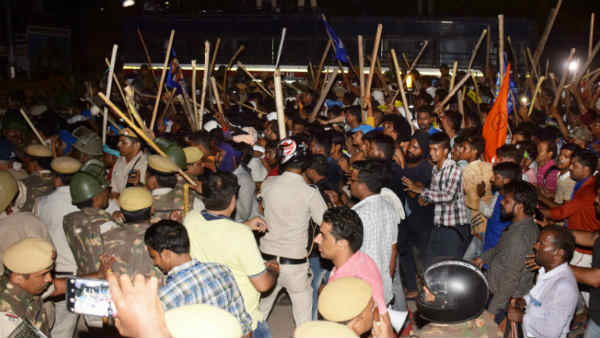 വാഹനങ്ങള്‍ ആക്രമിക്കപ്പെട്ടു