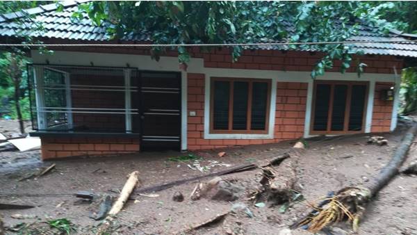 ആലപ്പുഴയിൽ ഇടവിട്ട കനത്ത മഴ ആലപ്പുഴയിൽ ഇടവിട്ട കനത്ത മഴ