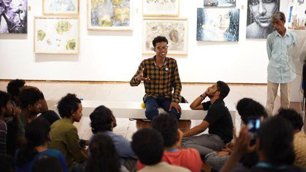  കൃത്രിമ കാലുപയോഗിച്ചു നടക്കുന്നു 