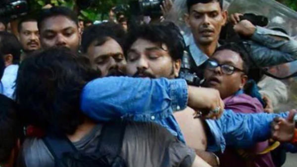 മന്ത്രി മര്‍ദ്ദിക്കാന്‍ ശ്രമിക്കുന്നു