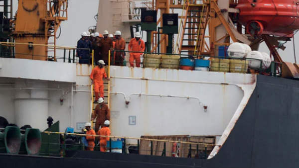 എണ്ണക്കപ്പലില് 12 ഫിലിപ്പിനോകള് എണ്ണക്കപ്പലില് 12 ഫിലിപ്പിനോകള്