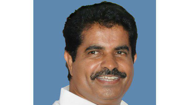 വാളെടുത്ത് പ്രവര്‍ത്തകര്‍