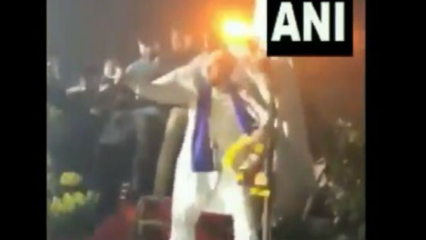 വേദിയില് നിന്ന് ഇറങ്ങുമ്പോള് വേദിയില് നിന്ന് ഇറങ്ങുമ്പോള്