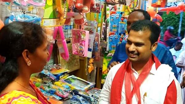 പുസ്തകം നൽകി സ്വീകരണം പുസ്തകം നൽകി സ്വീകരണം