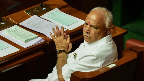 വീടിന് മുന്നില്‍