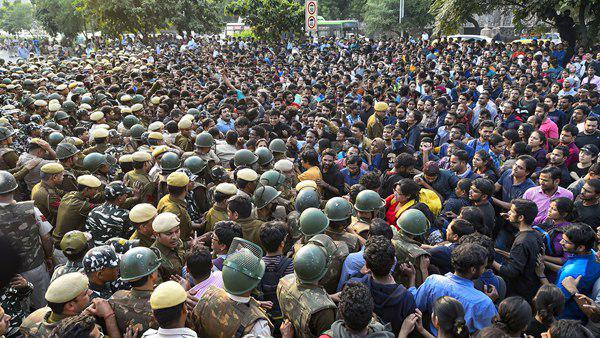 പ്രതിഷേധവുമായി എബിവിപിയും പ്രതിഷേധവുമായി എബിവിപിയും