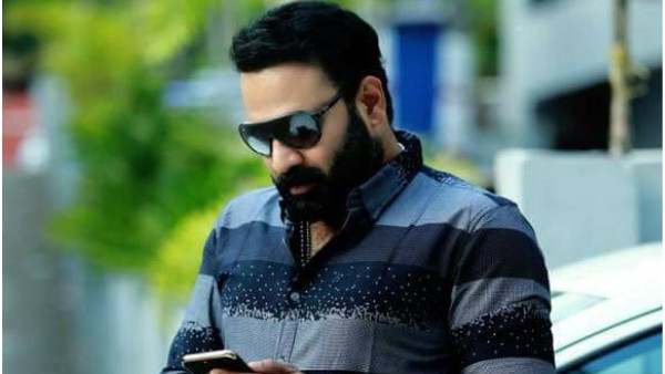 ആരോ ടാർജറ്റ് ചെയ്യുന്നു