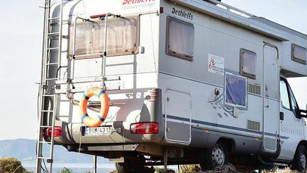 കാരവാനിനു മുന്നിൽ