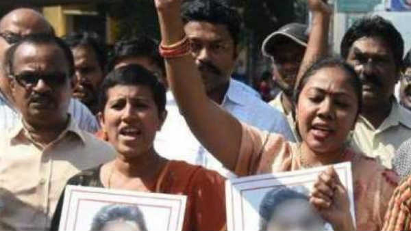  മൃതദേഹം ലോറി കാബിനിലെത്തിച്ചു