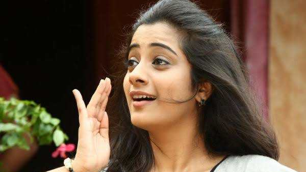 സംഘം ചുംബനത്തിന് എതിരാണ് നമിതാജീ