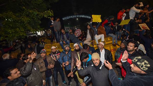 യുവജനങ്ങൾ തെരുവിൽ