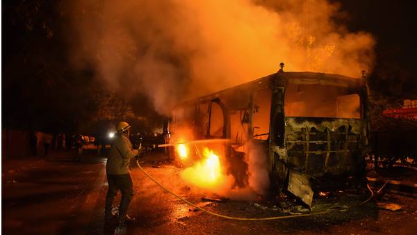 സിവിൽ വേഷത്തിൽ നിരവധി പേർ