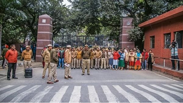 അക്രമം നടക്കുമ്പോഴും പോലീസ് ഗേറ്റിന് പുറത്ത്