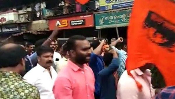  കടയടച്ച് വ്യാപാരികള്‍