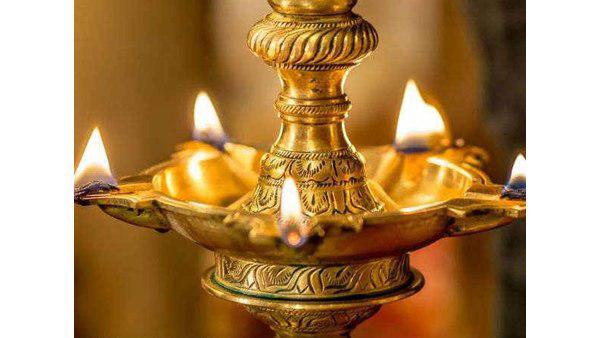 നിലവിളക്കു കൊളുത്തുന്നത്