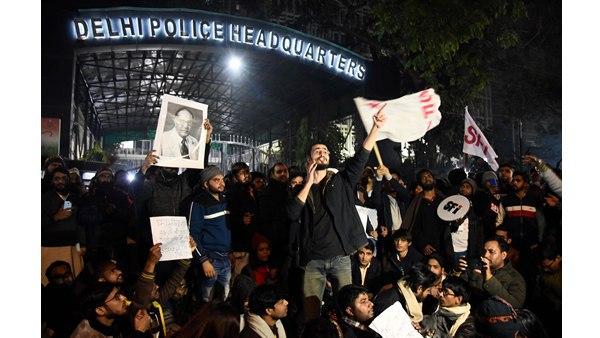 കലഹം വിദ്യാര്‍ത്ഥികള്‍ക്ക് നേരെ 