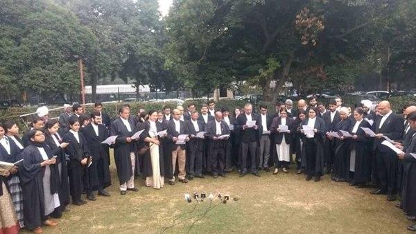 ഭരണഘടന വായിക്കുന്ന പടം