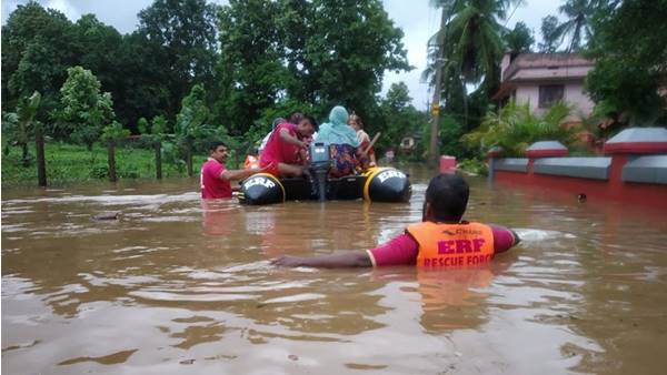പച്ചക്കളളം പ്രചരിപ്പിക്കുന്നു