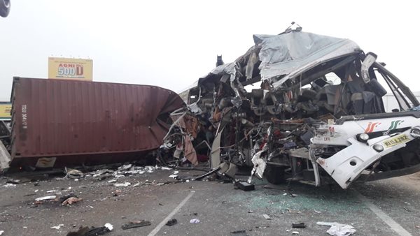 ടൈല്‍ നിറച്ച കണ്ടെയിനർ