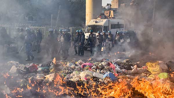 മുഖ്യമന്ത്രിയും ആഭ്യന്തര മന്ത്രിയുമെവിടെ? 