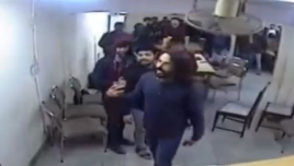 മേശകളും കസേരകളും 