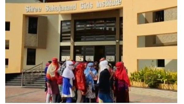  അപമാനിച്ചു