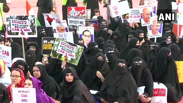 ആരാണ് ഇവളൊക്കെ