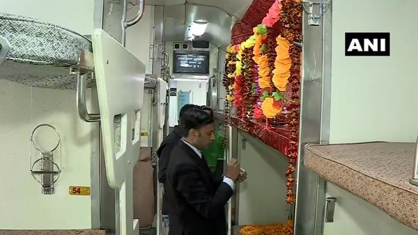 മോദി ഫ്ലാഗ് ഓഫ് ചെയ്ത തീവണ്ടി