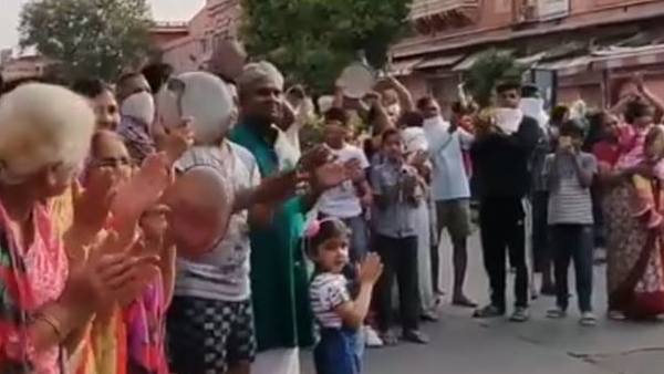 കയ്യടിക്കാൻ തെരുവിൽ 