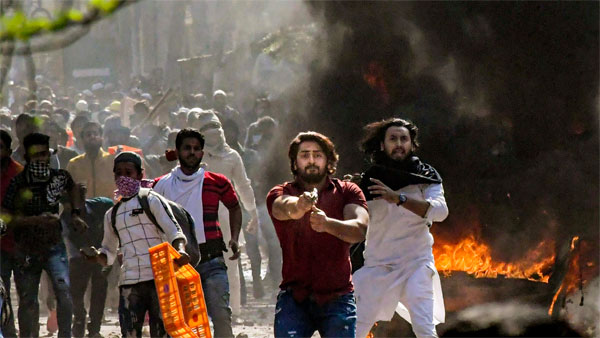 തോക്കുചൂണ്ടിയ യുവാവ്