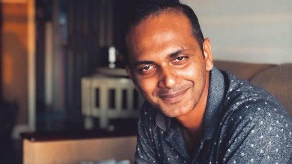 അയാൾ അജ്ഞനാണ്