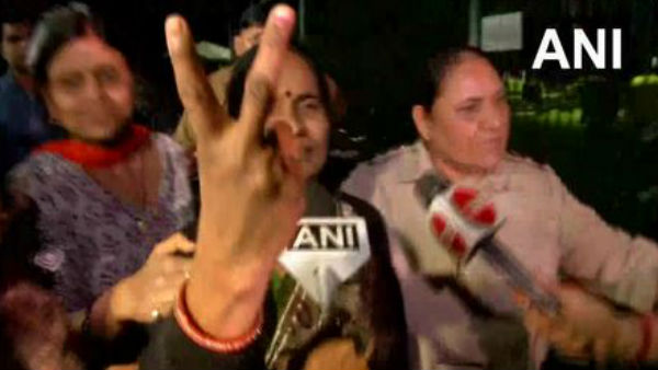 ആര്‍ത്തുവിളിച്ച് ജനക്കൂട്ടം