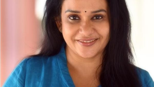 ആരോക്കെയോ കല്ലെറിയുന്നു