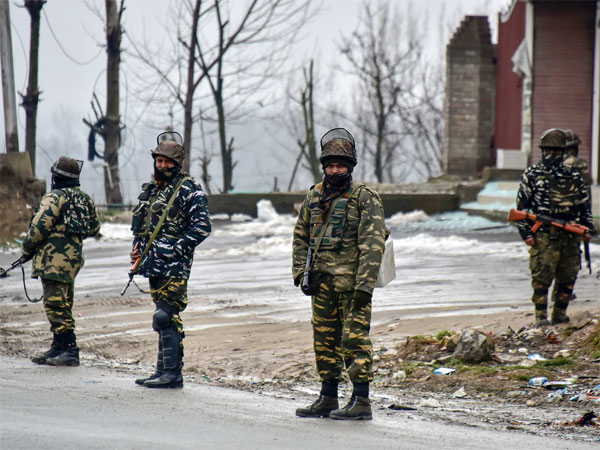 കൂട്ടംകൂടി നിന്നു