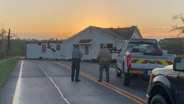 വീട് പൂര്‍ണമായും റോഡിലേക്ക്