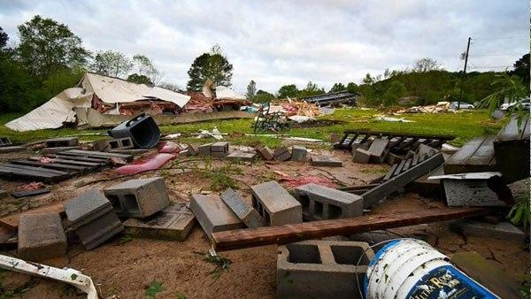 വീടുകളും കെട്ടിടങ്ങളും തകര്‍ന്നു