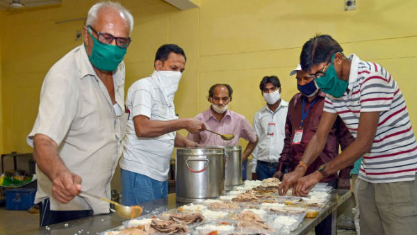 അവര്‍ ഒന്നിച്ച് പൊതിഞ്ഞു