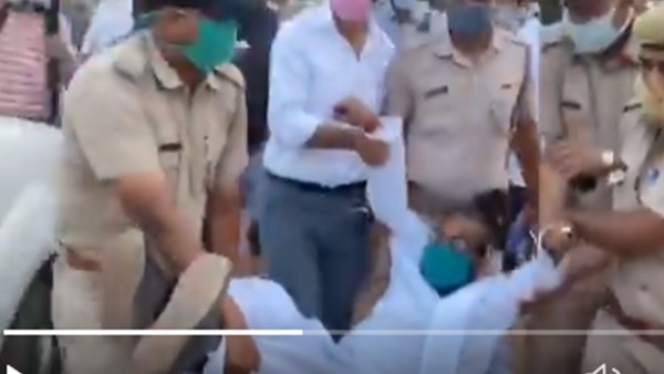  ധർണ നടത്തവെ