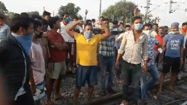  ട്രാക്കിലിറങ്ങി പ്രതിഷേധം