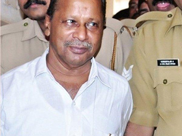  'രഹസ്യ സൂക്ഷിപ്പുകാരൻ' തടഞ്ഞു നിർത്തി