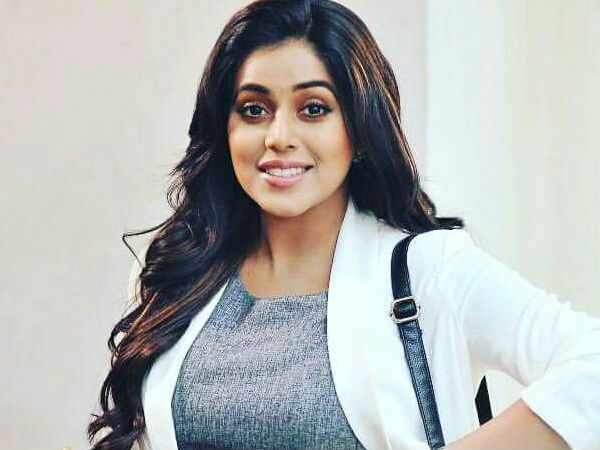 ലക്ഷ്വറി തോന്നുന്ന യുവതി
