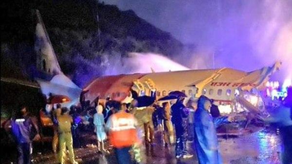  റൺവേയിലേക്ക് തന്നെ നോക്കി