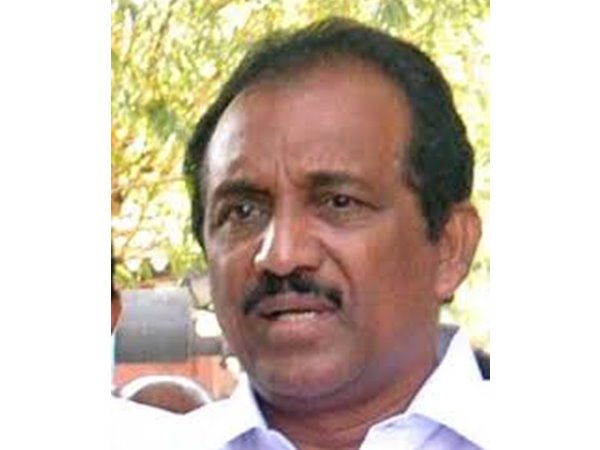 ഉമ്മന്‍ ചാണ്ടിയുമായി അകൽച്ച