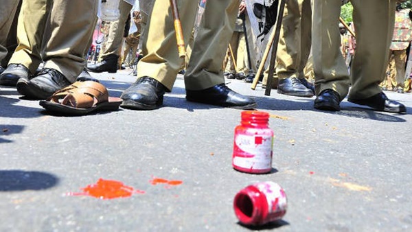 റോഡിലെ മഷിക്കുപ്പി