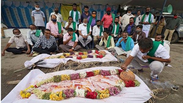 ട്രാക്റ്റര് കത്തിച്ച് പ്രതിഷേധം ട്രാക്റ്റര് കത്തിച്ച് പ്രതിഷേധം