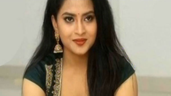 ഫോണ്‍ പരിശോധിക്കുന്നു
