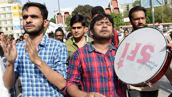 പോലീസ് കസ്റ്റഡിയില്‍