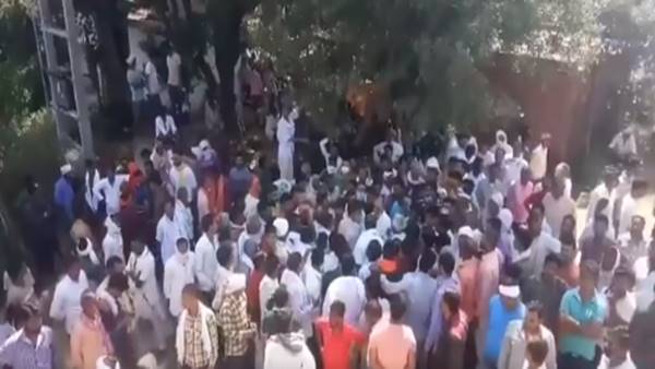  പ്രതികളെ പിന്തുണച്ച് 